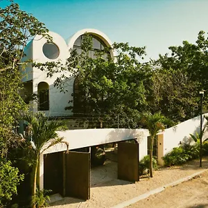 https://casa-tira-your-luxury-jungle-mansion-in-tulum.allrivieramayahotels.com